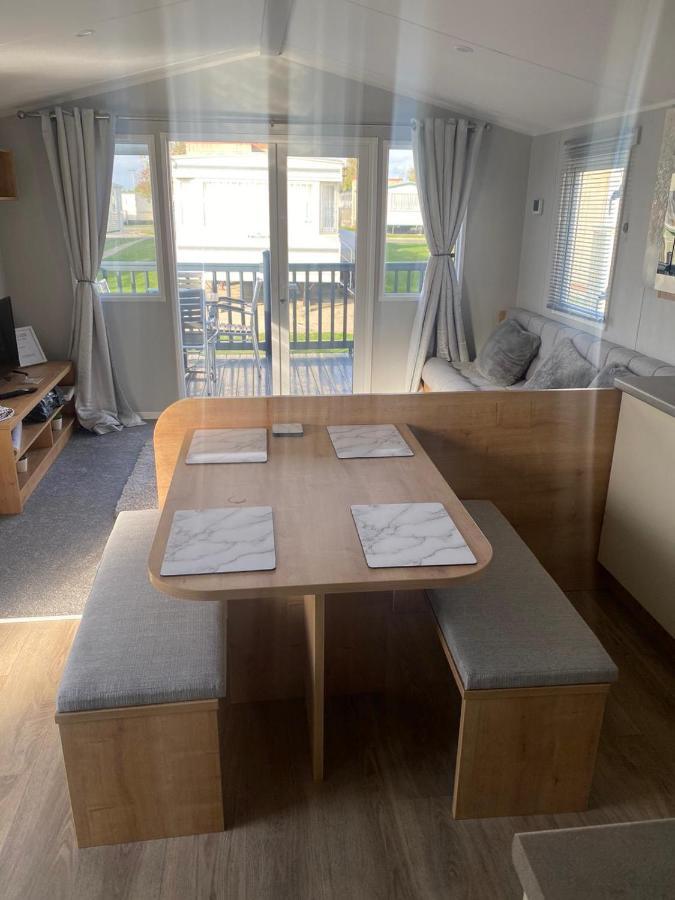 Modern 3 Bedroom Caravan Near The Beach Walton-on-the-Naze Ngoại thất bức ảnh